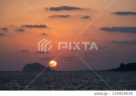 Crimson Dawn: Keelung Sun Ascends from Jinshan Sea. 124954639