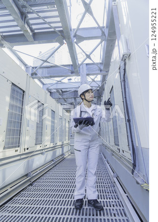 ビルの屋上で点検作業をする若い女性作業員 縦位置 撮影協力:学校法人電波学園 東京電子専門学校 ビルの屋上で点検作業をする若い女性作業員 縦位置 撮影協力:学校法人電波学園 東京電子専門学校 124955221