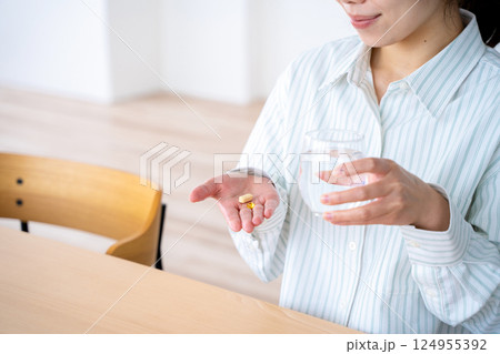 薬を飲む若い女性 124955392