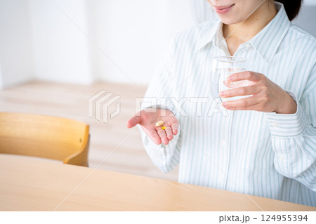 薬を飲む若い女性 薬を飲む若い女性 124955394
