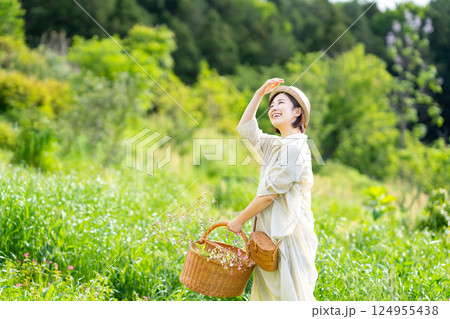 花農園 花摘み 女性 124955438