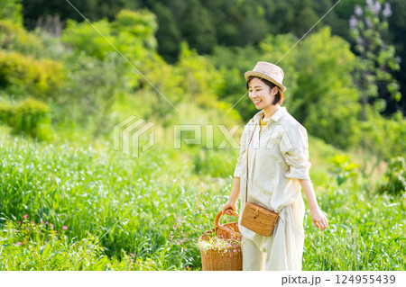 花農園 花摘み 女性 124955439