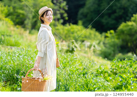 花農園 花摘み 女性 花農園 花摘み 女性 124955440