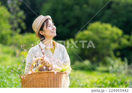 花農園 花摘み 女性 124955442