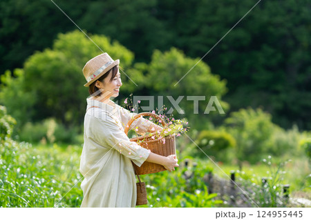 花農園 花摘み 女性 124955445