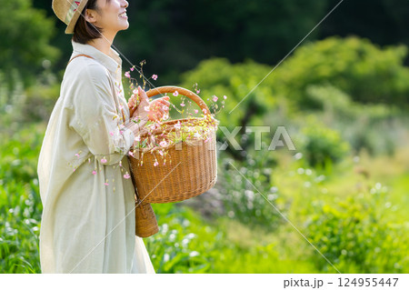 花農園 花摘み 女性 124955447