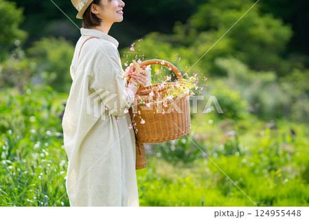 花農園 花摘み 女性 花農園 花摘み 女性 124955448