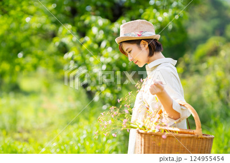 花農園 花摘み 女性 124955454