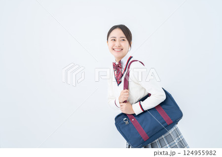 学生鞄を持つ女子高生 124955982