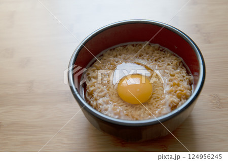 インスタントラーメンと上に乗せられた生卵 124956245