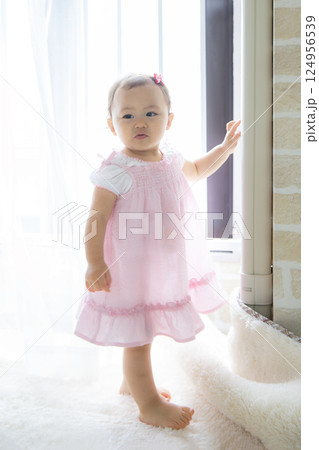 カーテンを開ける女の子 124956539