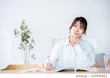 勉強をする女性 勉強をする女性 124956601