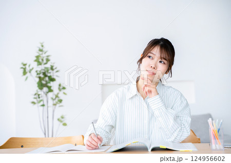 勉強をする女性 勉強をする女性 124956602