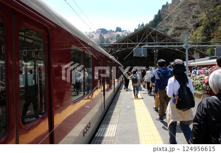 桜の名所吉野山の花見客でにぎわう近鉄吉野駅 124956615