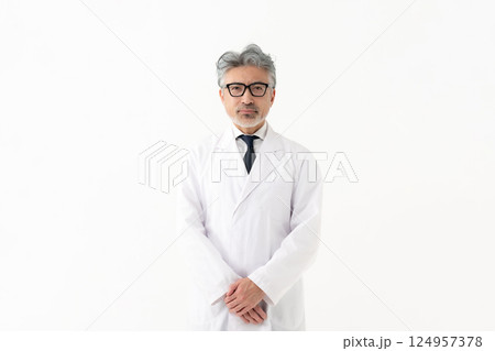 白衣の男性 124957378