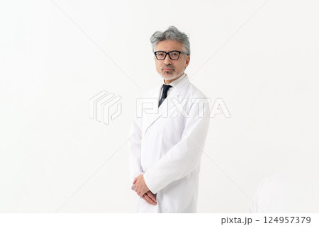白衣の男性 白衣の男性 124957379
