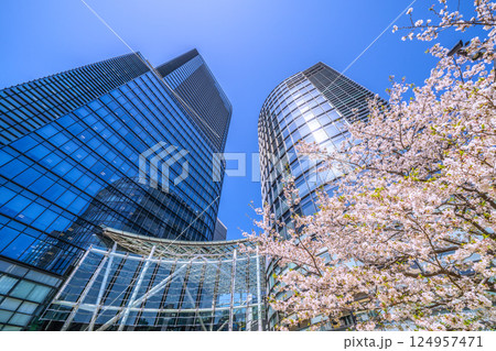 日本の東京都市景観 神田淡路町二丁目のワテラスなどを望む。新しい時代に、希望の光＝9日 124957471