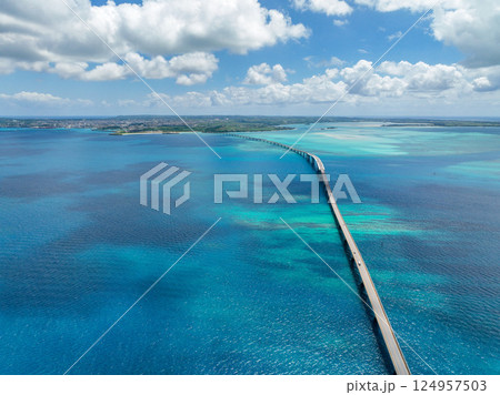 沖縄県宮古島と伊良部島を結ぶ伊良部大橋をドローンで空撮 124957503
