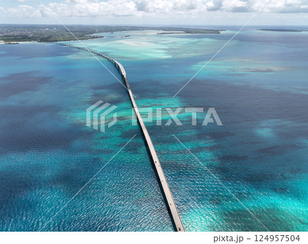 沖縄県宮古島と伊良部島を結ぶ伊良部大橋をドローンで空撮 沖縄県宮古島と伊良部島を結ぶ伊良部大橋をドローンで空撮 124957504
