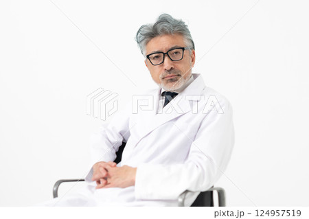 白衣の男性 124957519