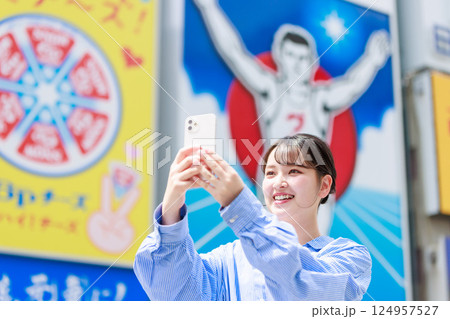 大阪観光で自撮りする若い女性 124957527