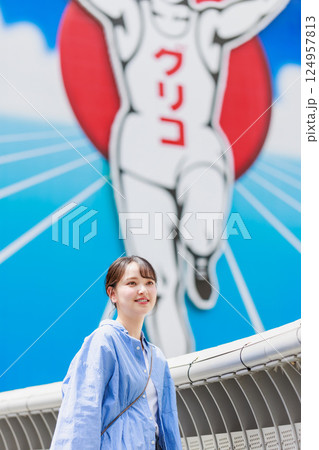 大阪の街を観光する若い女性 124957813