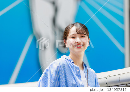 大阪観光で自撮りする若い女性 124957815