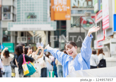 大阪の街を観光する若い女性 124957857