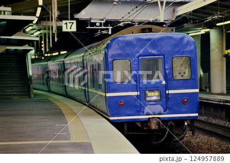 2007年　新大阪駅に到着したブルートレイン日本海2号 124957889