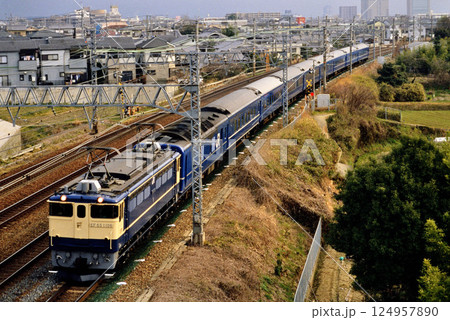 2007年　東海道本線を走るEF651106ブルートレイン銀河 124957890