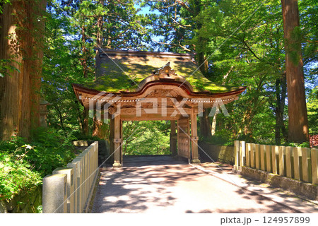 中国地方・大山隠岐国立公園・大神山神社奥宮、本殿側から眺める後向き門・鳥取県大山町 124957899