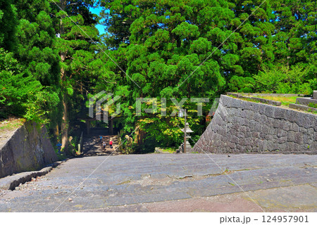 中国地方・大山隠岐国立公園・大神山神社奥宮、本殿から見下ろす後向き門と登山者・鳥取県大山町(2) 124957901