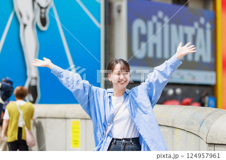 大阪の街を観光する若い女性 124957961
