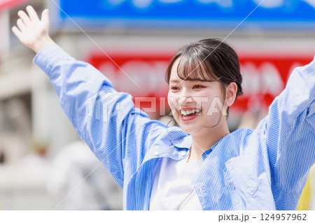 大阪の街を観光する若い女性 124957962