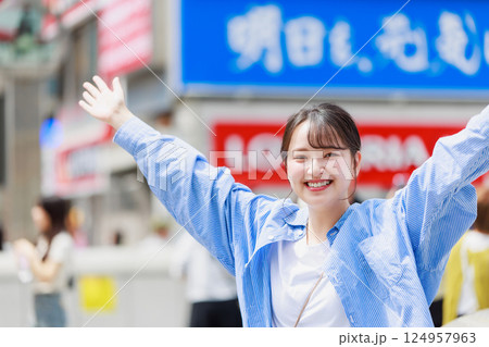 大阪の街を観光する若い女性 124957963