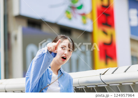 大阪の街を観光する若い女性 大阪の街を観光する若い女性 124957964