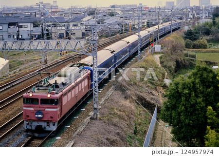 2007年 東海道本線を走るEF81107ブルートレイン日本海2号 2007年 東海道本線を走るEF81107ブルートレイン日本海2号 124957974
