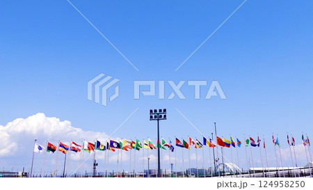EXPO2025 大阪・関西万博 東ゲート付近に並ぶ万国旗がはためく風景　大阪市此花区夢洲 124958250