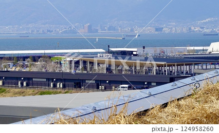 EXPO2025 大阪・関西万博 大屋根リングから西ゲート越しに神戸方面を見た風景　大阪市此花区夢洲 124958260