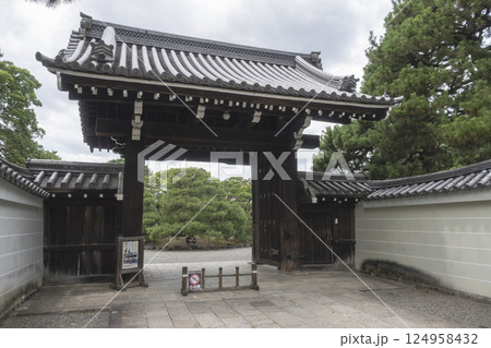 夏の京都御苑の閑院宮邸跡 夏の京都御苑の閑院宮邸跡 124958432