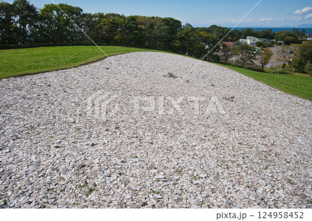 世界遺産の伊達市「北黄金貝塚」の園路のない北黄金貝塚公園の貝塚展示 世界遺産の伊達市「北黄金貝塚」の園路のない北黄金貝塚公園の貝塚展示 124958452