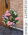 煉瓦の壁とカラフルな花　ハンギングリース 124958530