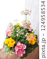 ナチュラルなフラワーアレンジメント 124958534