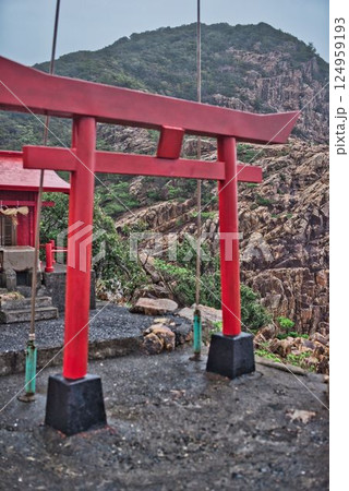 暴風雨で荒れ狂う竜宮神社 124959193