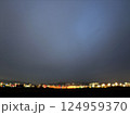 ピントがボケて玉ボケになった伊丹空港前からの夜景 124959370