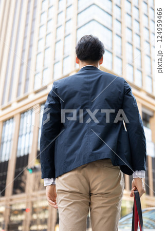 オフィス街を歩くビジネスマンの後姿 124959466