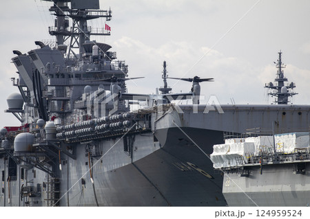 オスプレイが着艦した強襲揚陸艦アメリカ 124959524