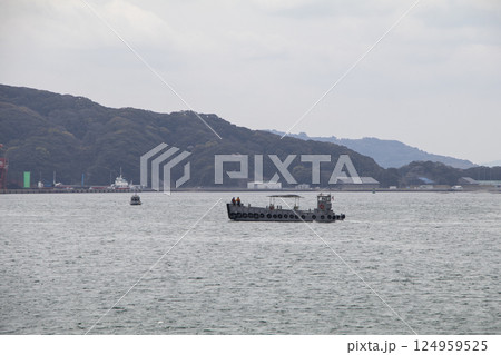 海上を上陸舟艇 海上を上陸舟艇 124959525