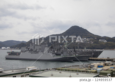 佐世保基地に停泊する護衛艦 佐世保基地に停泊する護衛艦 124959537