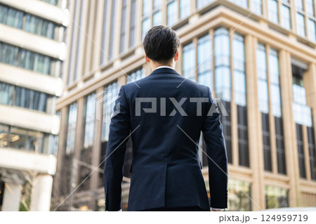 オフィス街を歩くビジネスマン オフィス街を歩くビジネスマン 124959719